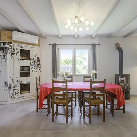Wonderful House With Pool And Jacuzzi - - Welkeys