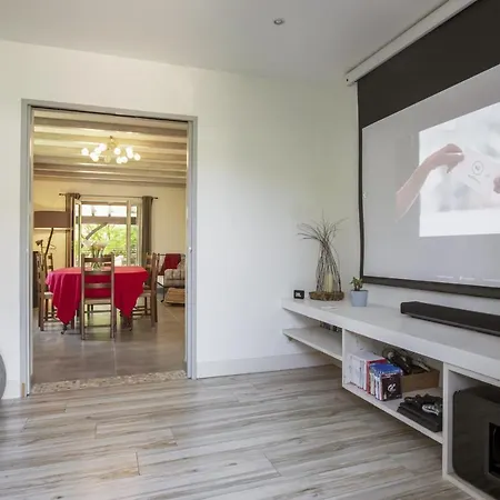 Wonderful House With Pool And Jacuzzi - - Welkeys